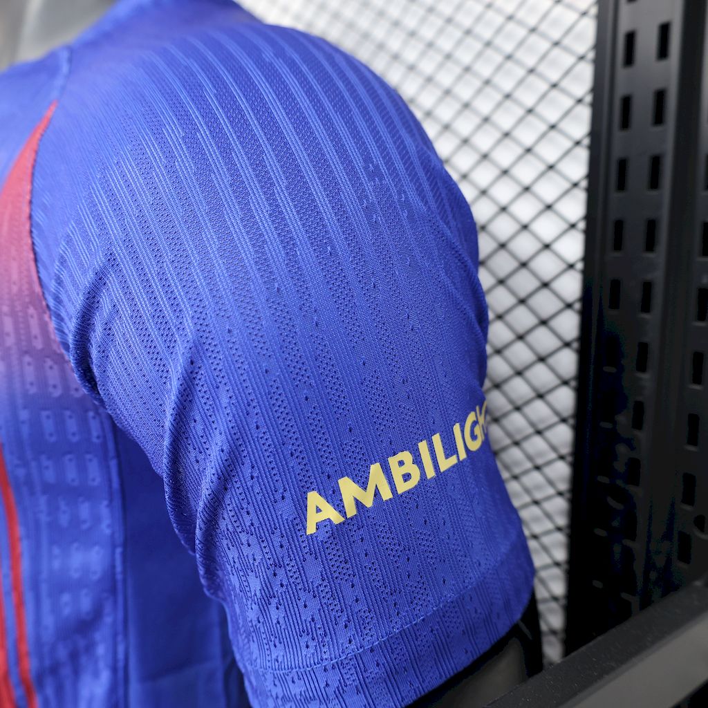 Camisa Barcelona I 2025/26 - Jogador Masculina - Azul e vermelha